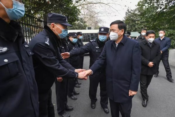 黄建发看望慰问信访干部和公安民警