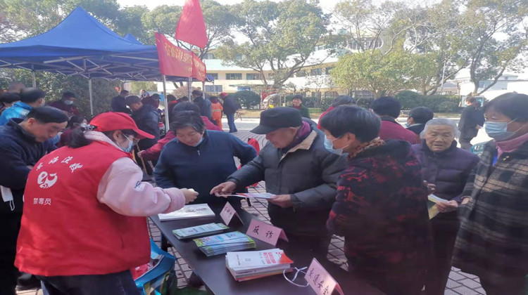 金塘镇开展“学雷锋 送平安”志愿平安宣传活动进公园