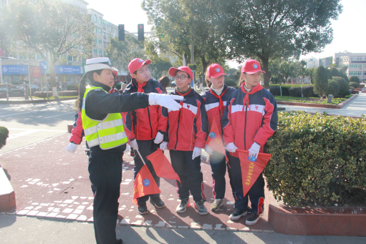 60名学生参加“警营开放”交通安全体验活动