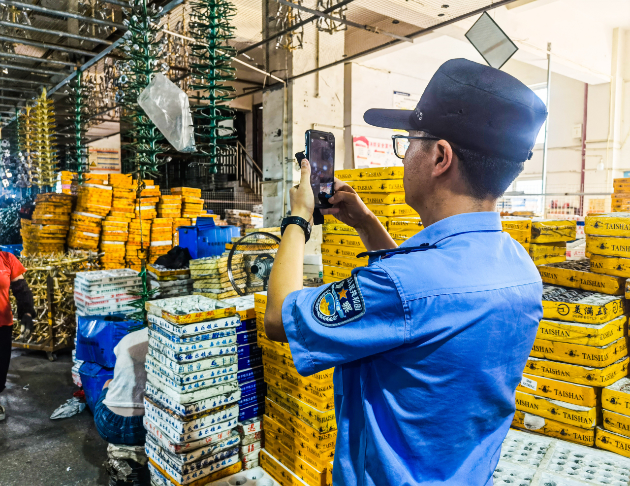 社区民警应建设拿着警务通在瓯海电镀业园内“打卡” (第二个小标).jpg 社区民警应建设拿着警务通在瓯海电镀业园内“打卡” (第二个小标).jpg