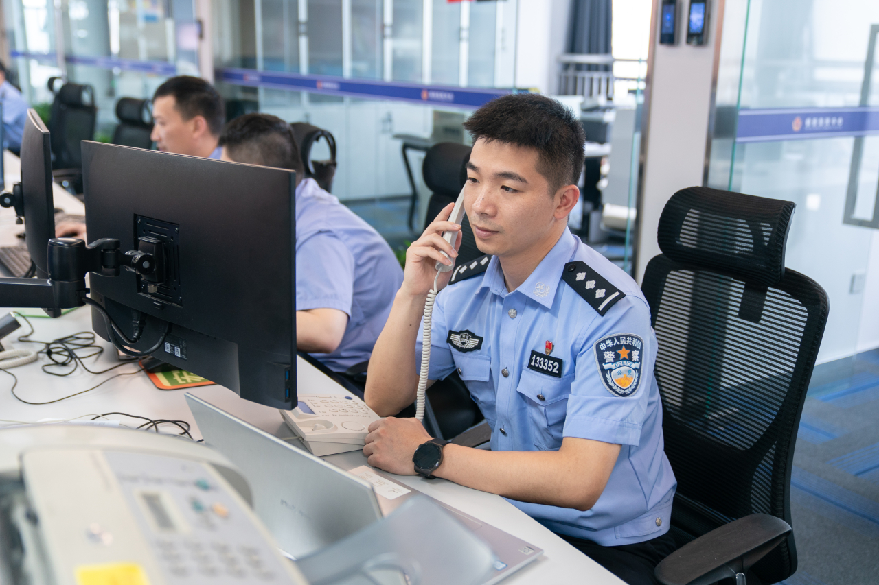 在线反诈民警柯李敏通过警务数字化平台信息碰撞快速确定相关信息 (第三个小标).jpg 在线反诈民警柯李敏通过警务数字化平台信息碰撞快速确定相关信息 (第三个小标).jpg