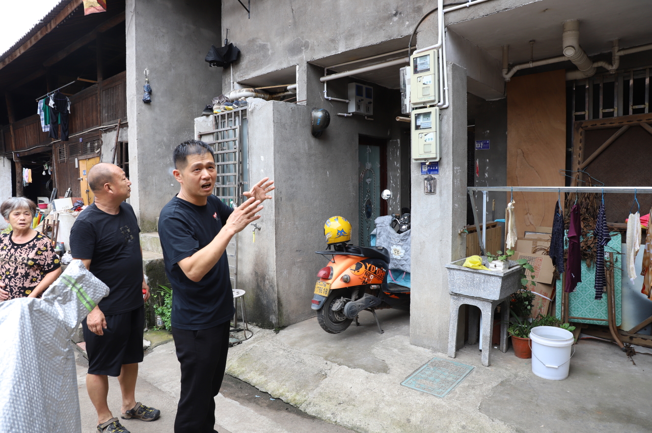 出租房管理从杜绝安全隐患开始,江南街道上水碓经济合作社白墈下分社给各住户统一安装新电表和消防器材.JPG 出租房管理从杜绝安全隐患开始,江南街道上水碓经济合作社白墈下分社给各住户统一安装新电表和消防器材.JPG