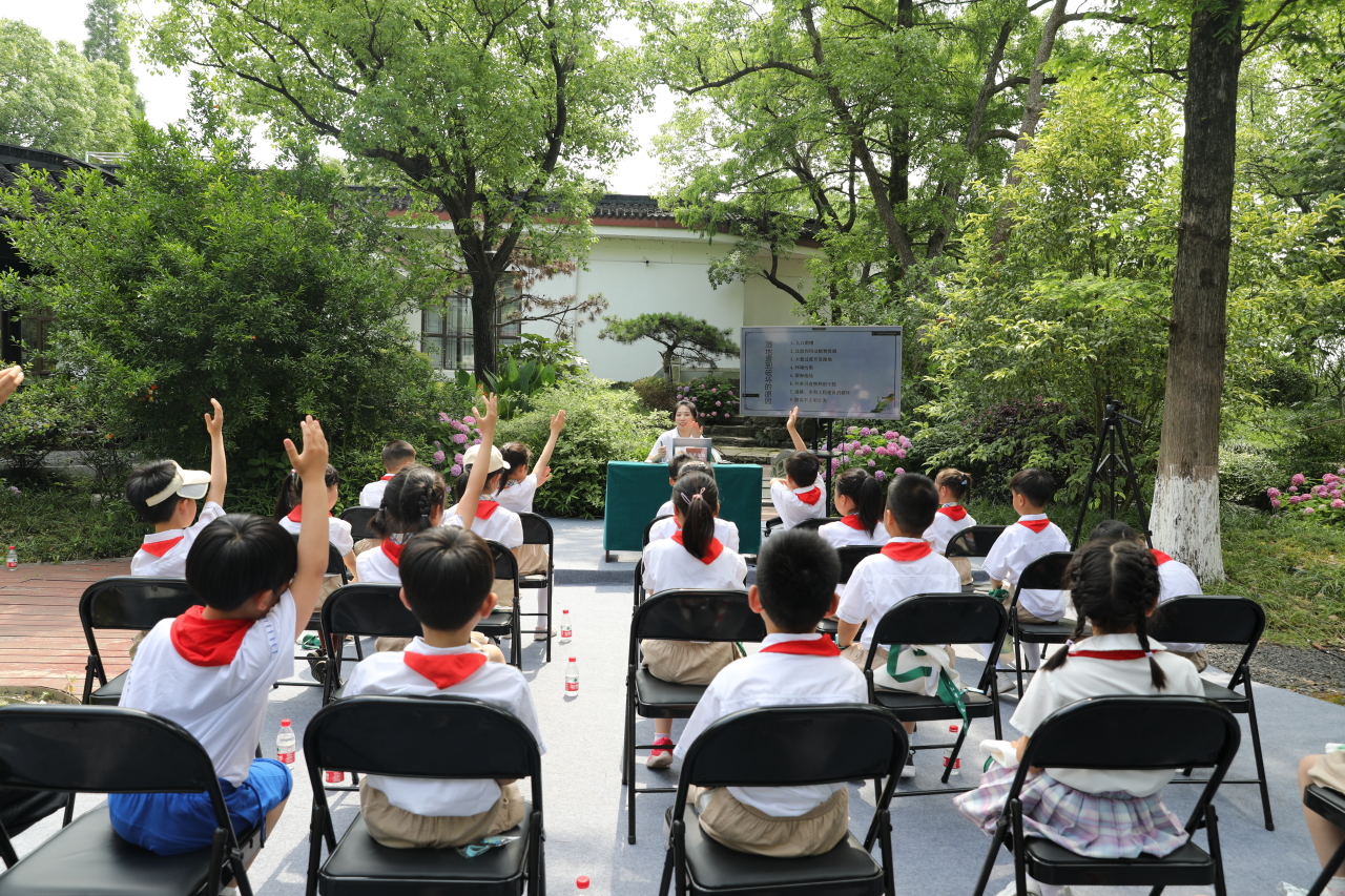 在绿碳生态修复基地群开展普法活动.jpg 在绿碳生态修复基地群开展普法活动.jpg