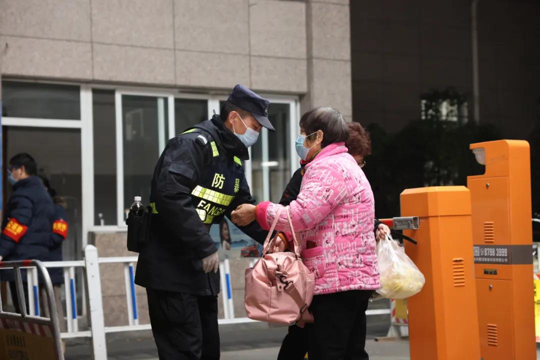 帮群众转接物资.jpg 帮群众转接物资.jpg