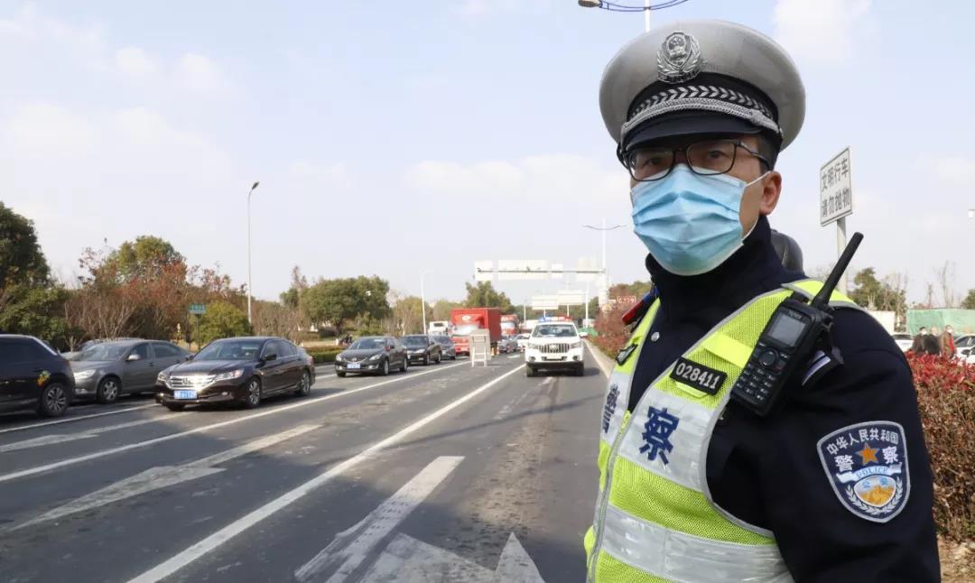 指挥交通.jpg 指挥交通.jpg